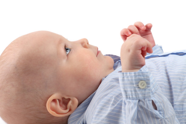 一个漂亮婴儿的侧面肖像。图片下载