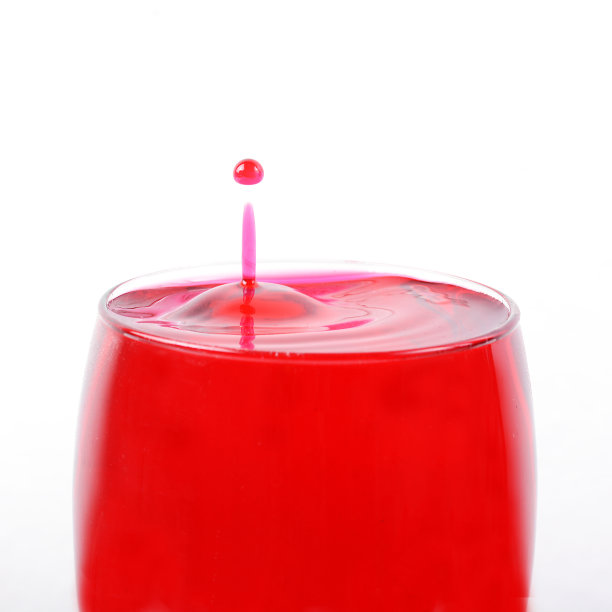 往玻璃杯中倒入红酒图片下载