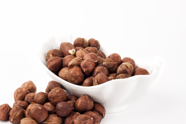 白底碗里的坚果图片下载