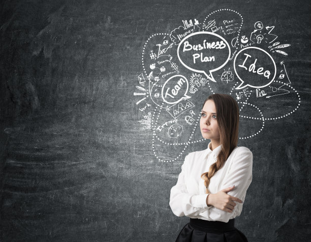 在商业计划书旁边梳着辫子的女孩图片下载