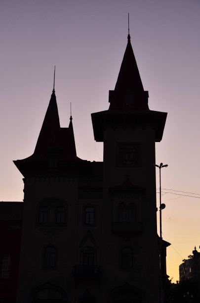 剪影房屋的背景是天空，日落。图片下载