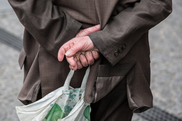 手放在背后图片下载