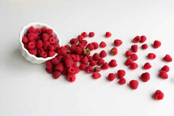 新鲜的覆盆子放在白色的碗里图片下载