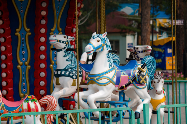 娱乐公园里旋转木马上的马图片下载