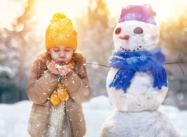 女孩玩雪人素材图片