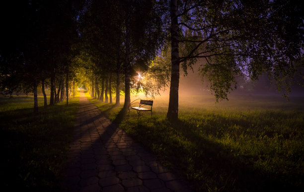 朦胧的夜巷，光线和单张长凳图片下载