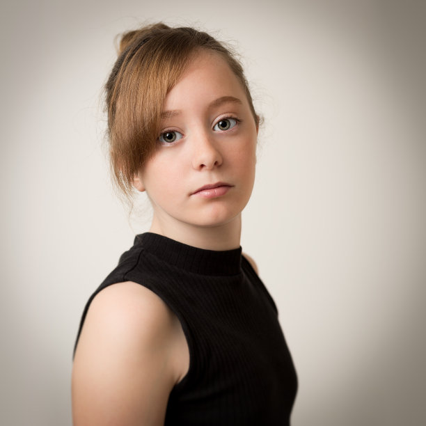 穿着骑马服的姜色少女图片下载