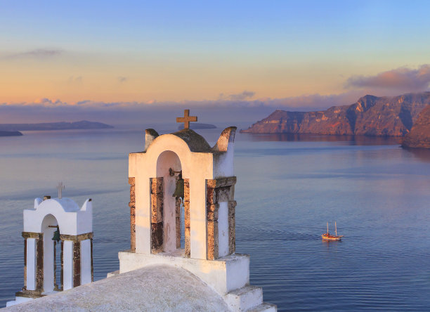 面对火山的圣托里钟楼图片下载