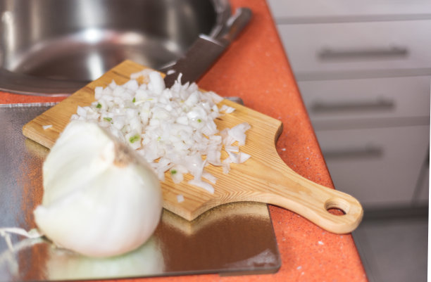 近距离观看切片的洋葱在木桌上。图片下载