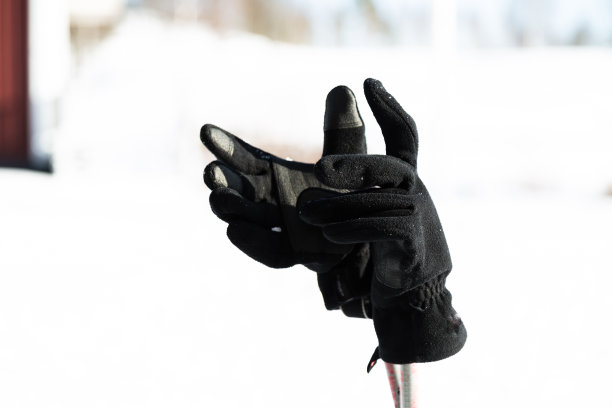 雪地背景的滑雪手套图片下载