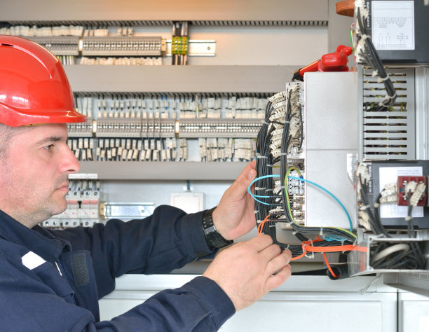 配备红帽检测设备的技术人员简介图片下载