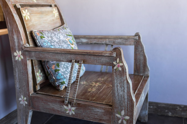 木制复古家具，手工制作的彩色枕头图片下载
