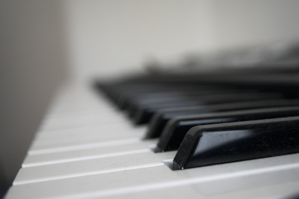 满是灰尘的钢琴键图片下载