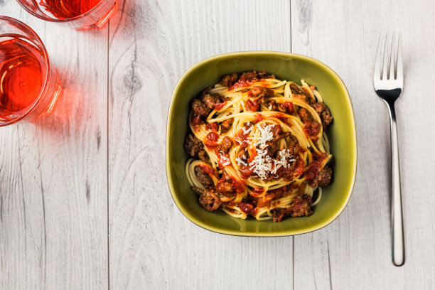 意大利肉酱面配帕尔马干酪图片下载