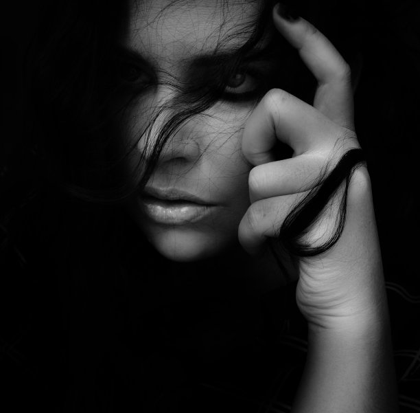 女性思考的有力肖像，特写，迷人的，凌乱的头发图片下载