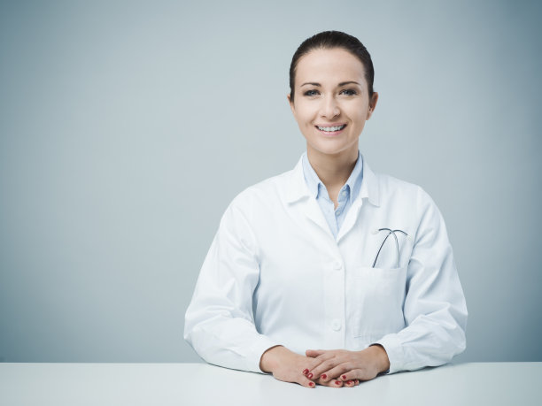 美丽的女医生坐在桌子前图片下载