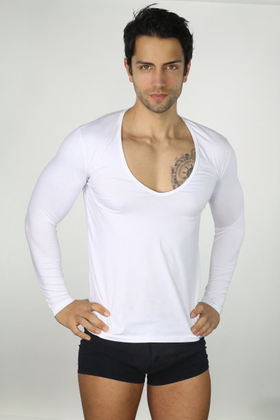 穿着内衣的帅哥图片下载