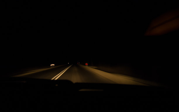 在晚上开车图片下载