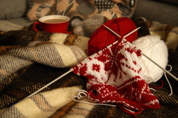 针织圣诞斯堪的纳维亚图案和咖啡图片下载