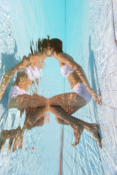 美丽的女孩在水下图片下载