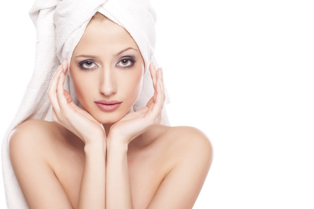 美丽安详的女人的肖像，头上戴着毛巾图片下载