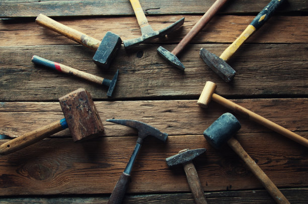 木桌上放着许多旧锤子图片下载