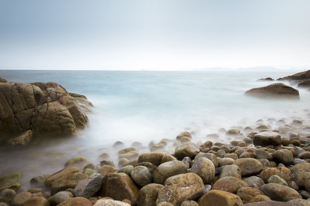 海岸上的岩石和大海图片下载