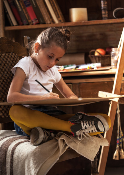 年轻女孩的艺术家图片下载