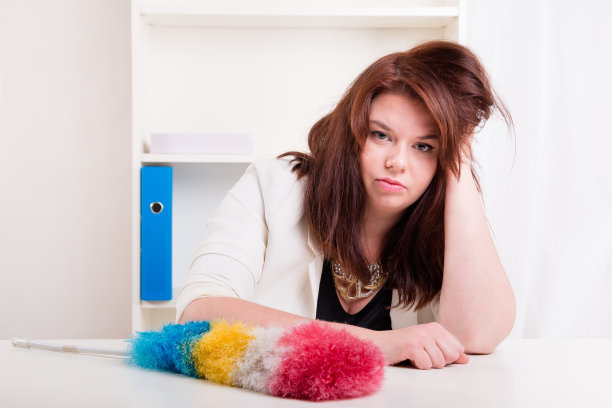 女人没有力气去清扫灰尘图片下载