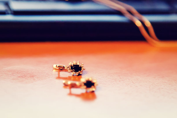 桌子上放着女人们的镶有黑玛瑙的银耳环图片下载