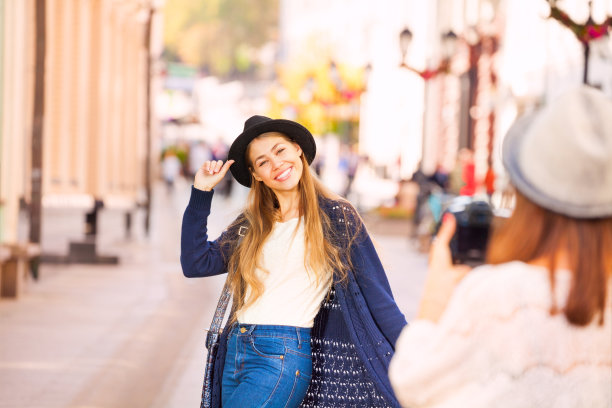 女孩用专业相机拍摄女性朋友图片下载