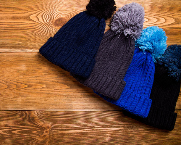 深蓝色的牛仔裤放在桌子上图片下载