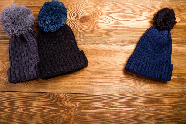 桌子上有三顶黑色的帽子图片下载