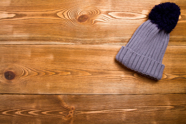 一顶帽子放在一张木桌上图片下载
