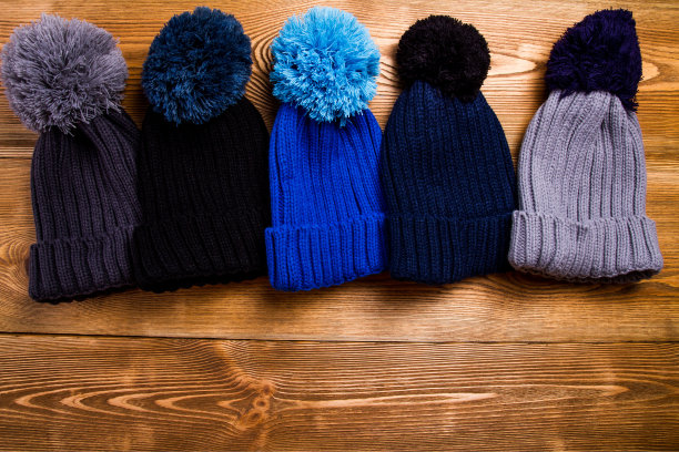 帽子放在木桌上图片下载