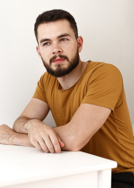 一个留着胡子的英俊男子的肖像图片下载