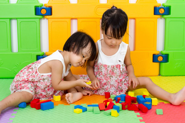 中国女孩玩积木图片下载