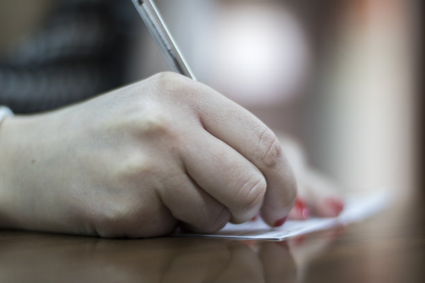 女人在办公室桌前签合同图片下载