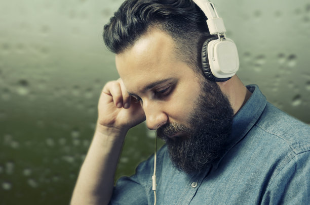 戴耳机的大胡子男人图片下载