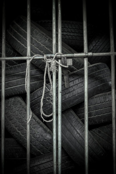 汽车轮胎存放于轮胎仓库。图片下载