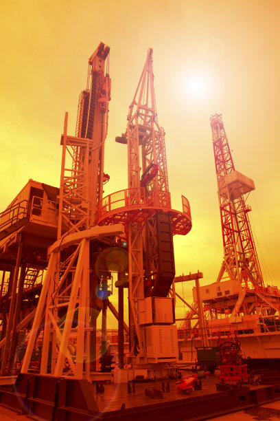 石油从上面流入大海。图片下载