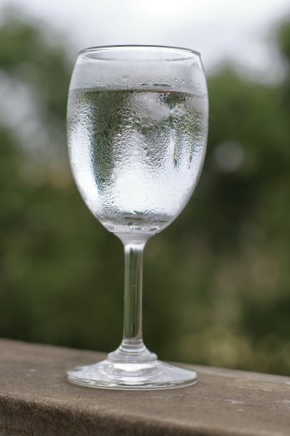 单独的一杯冰水。图片下载