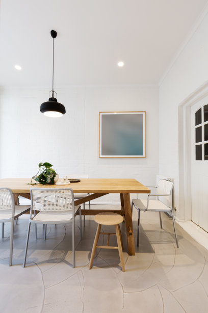现代斯堪的纳维亚风格的室内餐厅与吊坠图片下载
