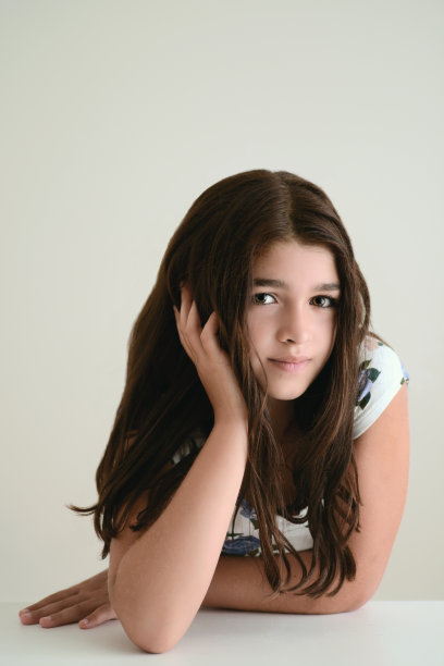 年轻女孩靠在桌子上图片下载