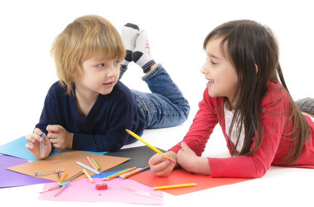 两个兄弟姐妹回到学校图片下载