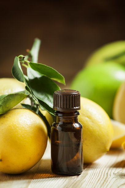 柠檬精油和新鲜柠檬图片下载