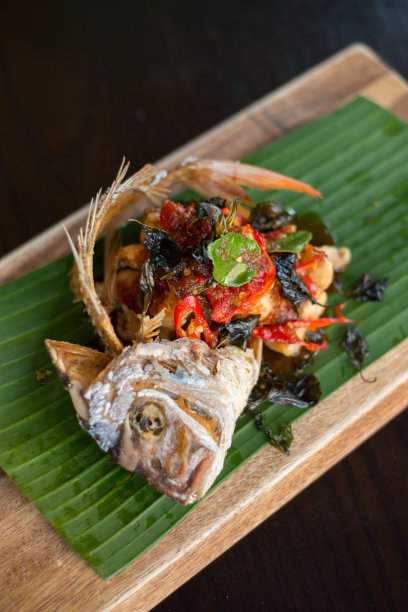 泰国香草炸鱼。图片下载