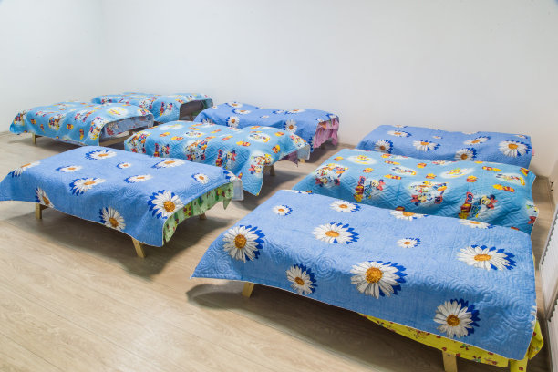 有蓝色床的幼儿园卧室。图片下载