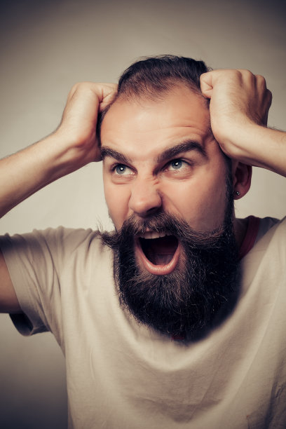 有胡子的家伙感到惊讶图片下载