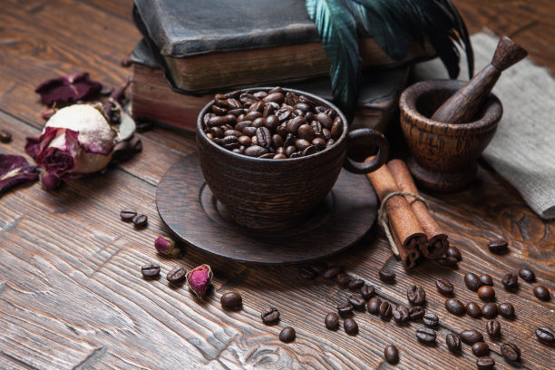 一杯咖啡，干玫瑰和磨粉机图片下载